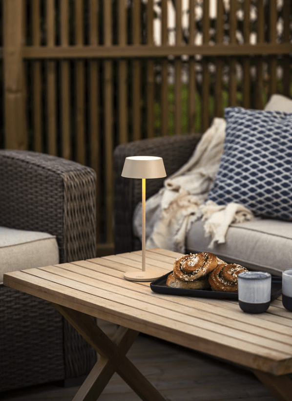 Menton 30cm Arena portátil De Konstsmide - La lámpara está equipada con un regulador táctil que le permite ajustar el brillo y la temperatura del color desde luz amarilla cálida hasta luz blanca cálida.