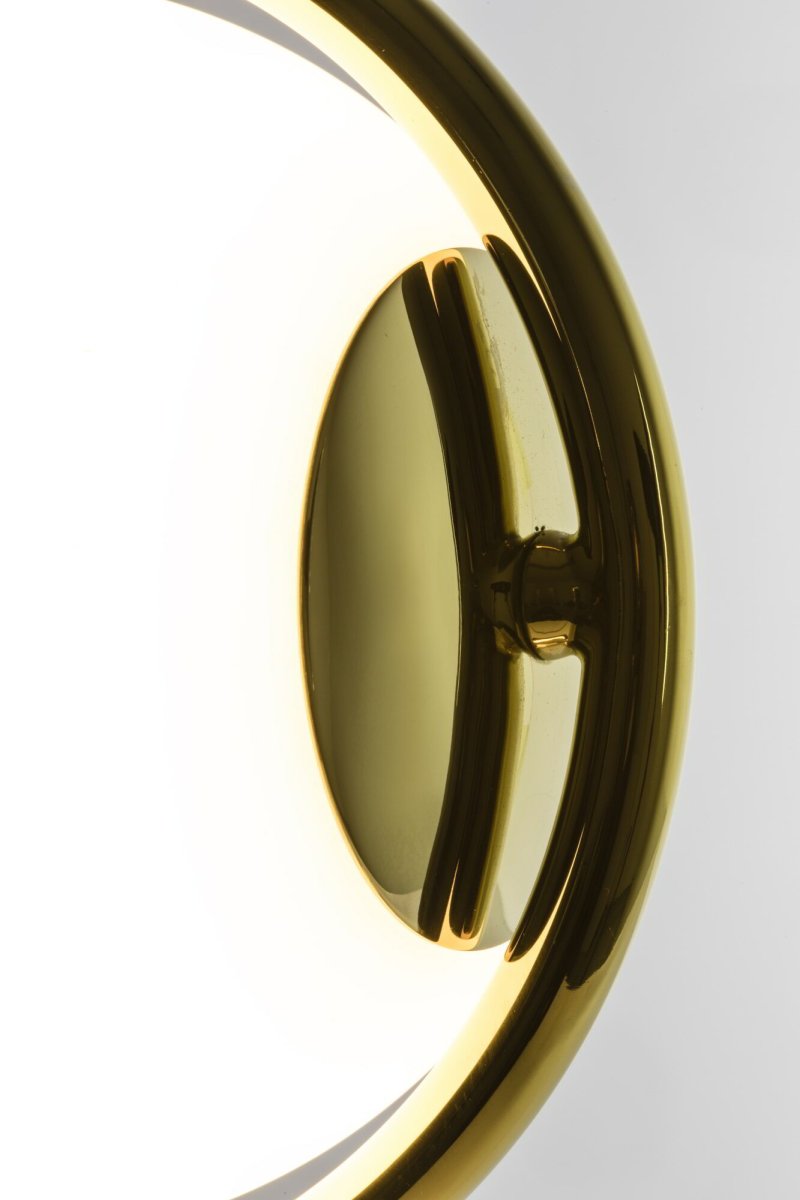 Le Vita 58cm Oro lámpara de mesa De Faro Barcelona - Esta l&aacute;mpara de mesa combina una pantalla redonda de vidrio con una fina y elegante estructura met&aacute;lica para una apariencia ligera y moderna.