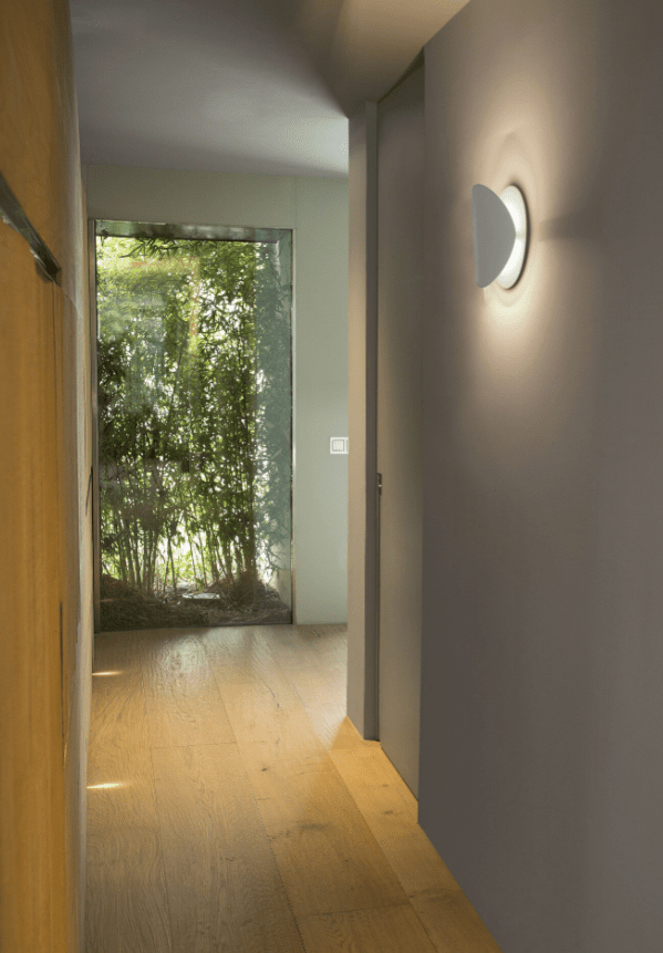 Ovo Blanco lámpara de pared De Faro Barcelona - La l&aacute;mpara de pared OVO es ideal para la iluminaci&oacute;n decorativa y la pantalla se puede inclinar 20 grados.