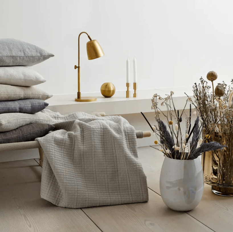 Lumi 43cm Latón crudo lámpara de escritorio De H. Skjalm P - Es perfecta como l&aacute;mpara de escritorio, luz de noche junto a la cama o como luz de lectura en la esquina del sof&aacute;.