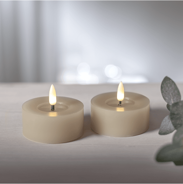 LED Vela Tipo Tealight Flamme Flow Beige De Star Trading - La l&aacute;mpara tiene un hueco brillante debajo de la misma, esta superficie parece cera l&iacute;quida, que junto con la l&aacute;mpara de llama realista en luz blanca c&aacute;lida hace que la luz sea a&uacute;n m&aacute;s realista.