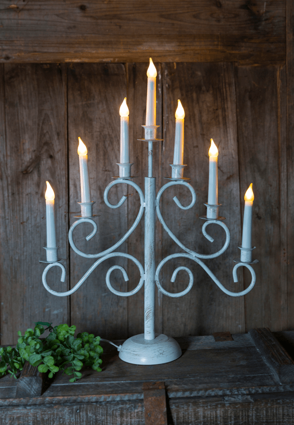 Smide 7 Blanco De Pixie Design - Un elegante y r&uacute;stico candelabro de hierro forjado con siete brazos, en una elegante combinaci&oacute;n de blanco y oro antiguo.