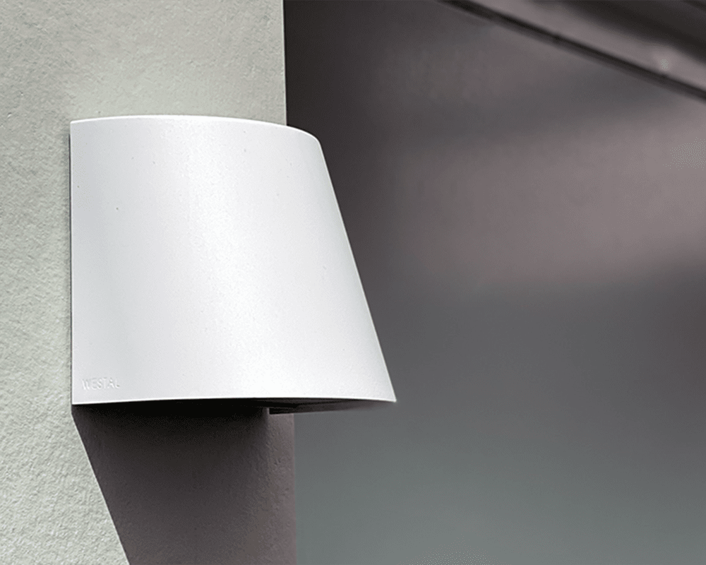 Mini Blanco lámpara de exterior De Westal - La mini lámpara de pared está hecha de aluminio anodizado, tiene un recubrimiento de polvo blanco y tiene una protección antideslumbrante de PET-G.