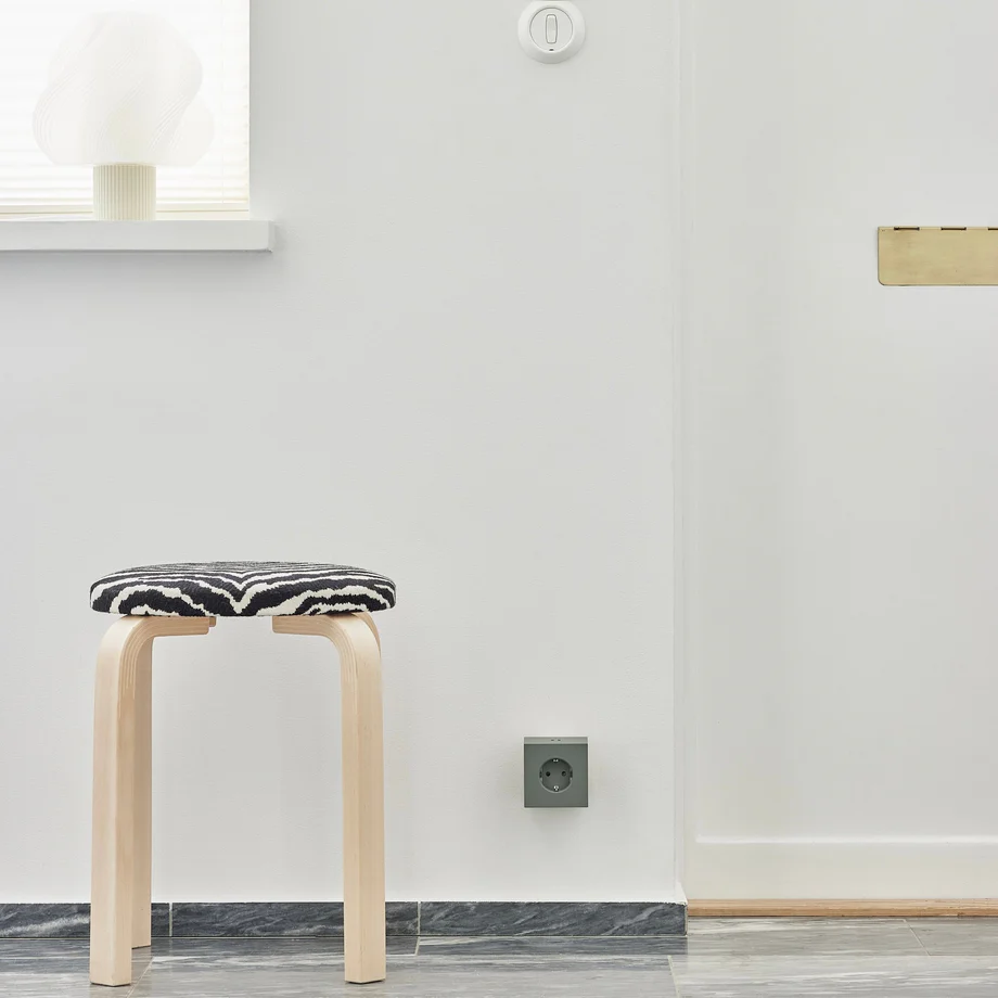 Square 2 Socket extender with 30W Dual USBC Verde De Avolt - Extensi&oacute;n de enchufe de Avolt con un dise&ntilde;o elegante, un cubo de pl&aacute;stico reciclado y una placa magn&eacute;tica en la parte inferior para colgar en la pared.