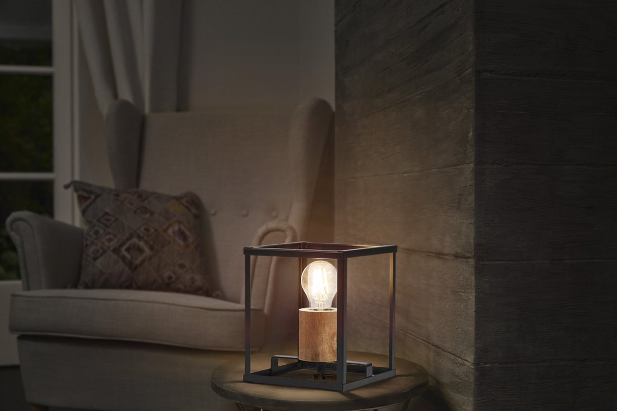 Nairobi 20cm Negro lámpara de mesa De Osram - El marco de metal abierto y geom&eacute;trico en negro brinda una expresi&oacute;n aireada y elegante, mientras que los hermosos detalles de madera crean una sensaci&oacute;n c&aacute;lida y acogedora.