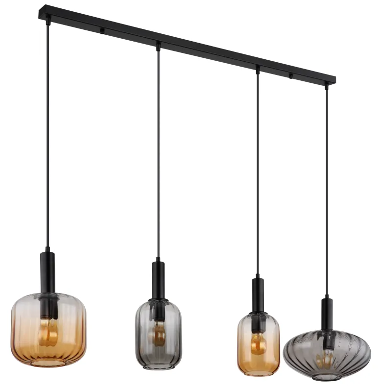 Valletta 127cm Negro Lámpas de techo De Globo Lighting - &nbsp;Den mattsvarta metallstommen ger lampan en elegant och sofistikerad karakt&auml;r, medan de fyra h&auml;ngande glaskuporna i olika former och f&auml;rger &ndash; tv&aring; i varm b&auml;rnsten och tv&aring; i r&ouml;kf&auml;rgat glas &ndash; skapar en unik och levande ljusbild.