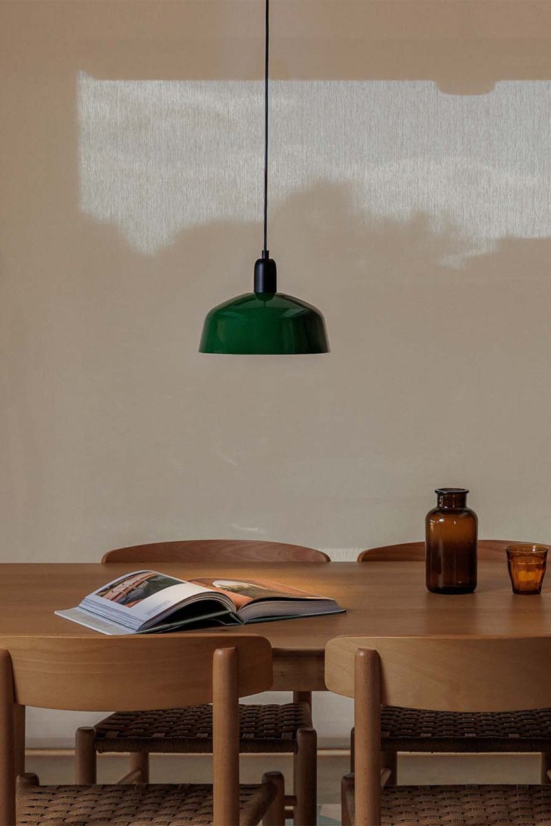 Tatawin Ø25 Verde Lámpas de techo De Faro Barcelona - Tatawin es una l&aacute;mpara de techo con estructura negra y pantalla met&aacute;lica verde que emite una luz direccional y atmosf&eacute;rica.