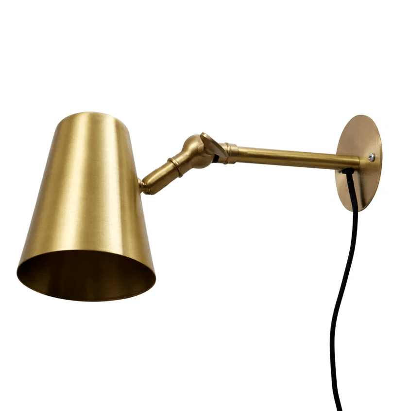 Vala Flex Latón mate lámpara de lectura De H. Skjalm P - La l&aacute;mpara de pared Vala Flex en lat&oacute;n mate es una l&aacute;mpara elegante y funcional con un brazo y una pantalla ajustables, lo que la hace ideal para dirigir la luz hacia donde se necesita.