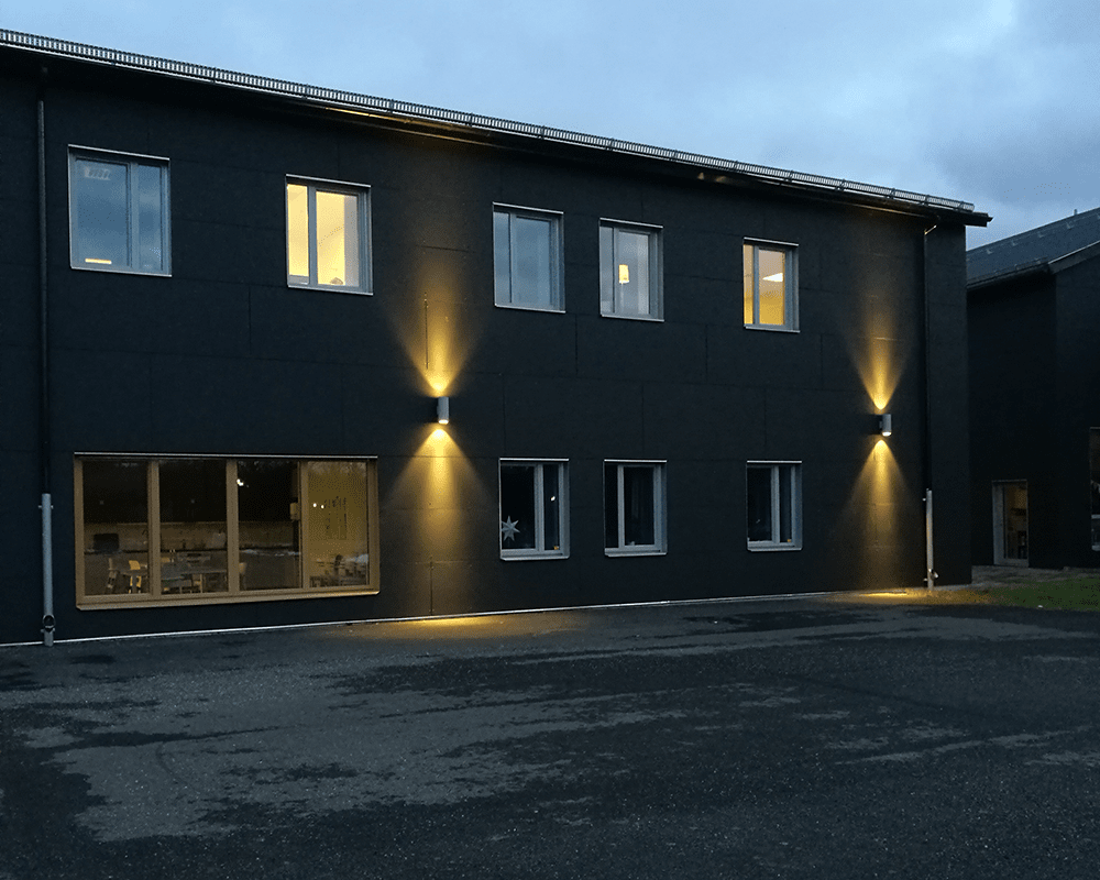 Magnum II Negro lámpara de exterior De Westal - Esta lámpara de pared proporciona luz hacia arriba y hacia abajo y está hecha de aluminio anodizado con un revestimiento de polvo negro.