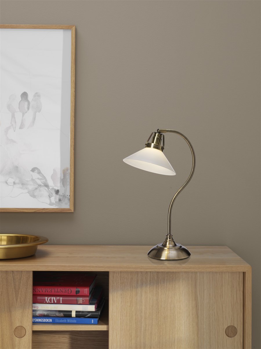 Skomakare 47cm Latón antiguo lámpara de mesa De Cottex - Perfecta como lámpara de lectura en el escritorio, en la mesita de noche o como elegante detalle de decoración en el salón.