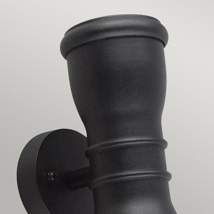 Malvern 23cm Negro lámpara de exterior De Elstead Lighting - Med sin upp- och ned&aring;triktade ljusspridning skapar Malvern en vacker belysningseffekt p&aring; fasaden, perfekt f&ouml;r entr&eacute;er, uteplatser och g&aring;ngv&auml;gar.