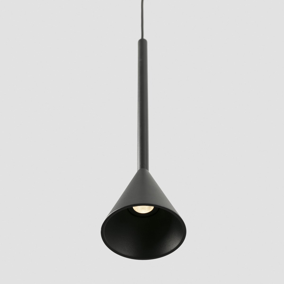 Anna Ø7 Negro Lámpas de techo De Faro Barcelona - Su elegante dise&ntilde;o la hace ideal para resaltar zonas o detalles espec&iacute;ficos de una estancia; perfecta sobre armarios de cocina, mesas o como iluminaci&oacute;n de acento en salones y pasillos.