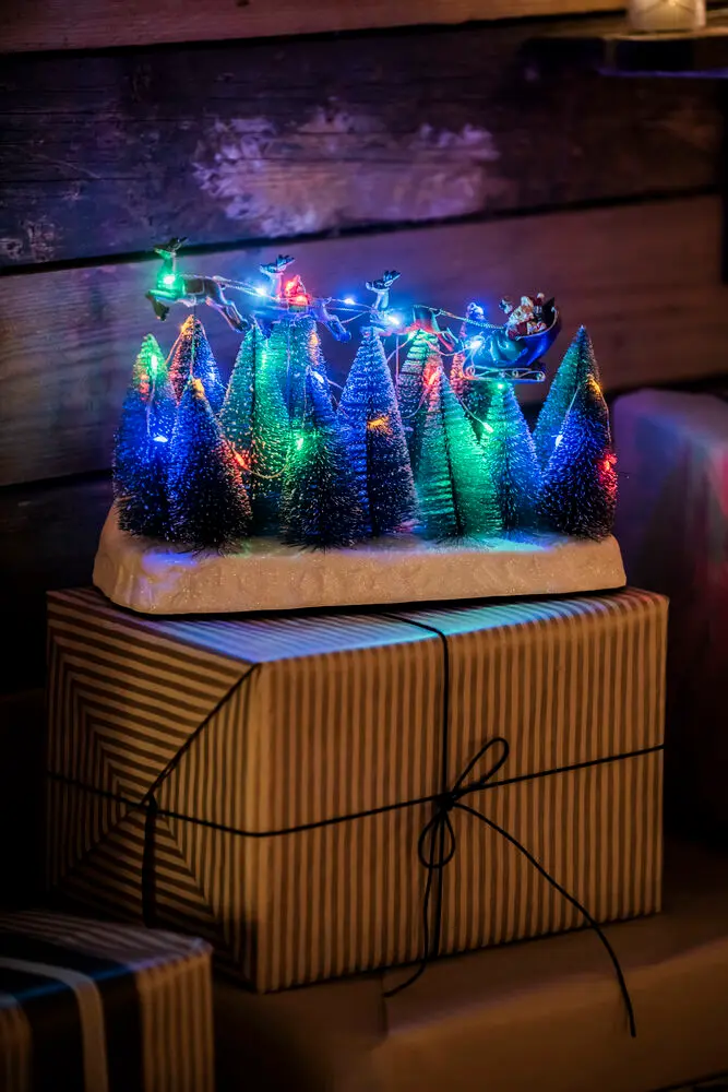 Papá Noel Con Trineo 22cm Multicolor De Konstsmide - Funci&oacute;n de temporizador integrado (6 horas) y hasta 10 horas de autonom&iacute;a en funcionamiento con bater&iacute;a.