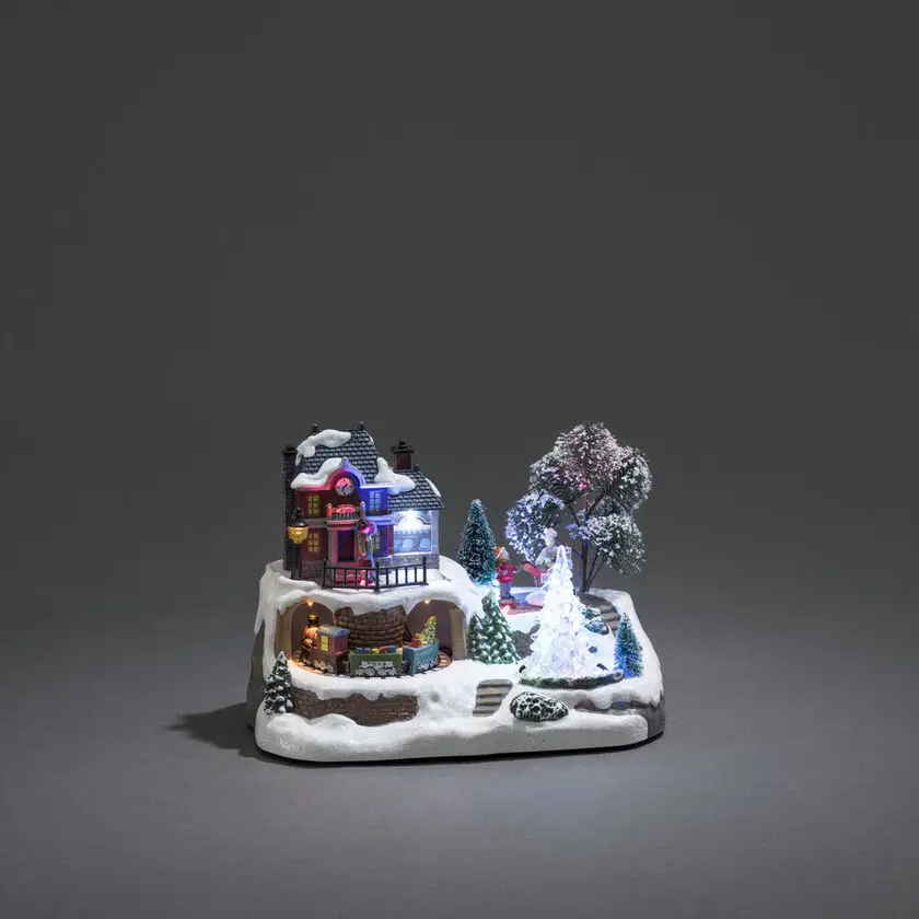 Decoración Navideña Mecánica Con Estación De Tren 17cm Multicolor De Konstsmide - Sum&eacute;rgete en un mundo invernal en miniatura con esta decoraci&oacute;n navide&ntilde;a mec&aacute;nica: una encantadora estaci&oacute;n de tren en un entorno nevado.