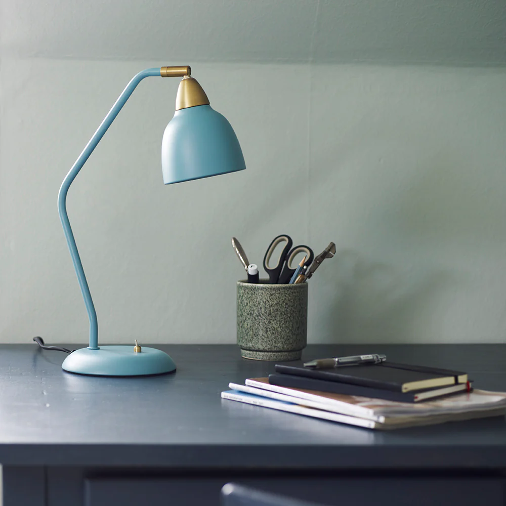 Urban 45cm Azul claro lámpara de escritorio De Superliving - Dale vida a tu lugar de trabajo con la lámpara de escritorio Urban en un elegante azul claro mate.