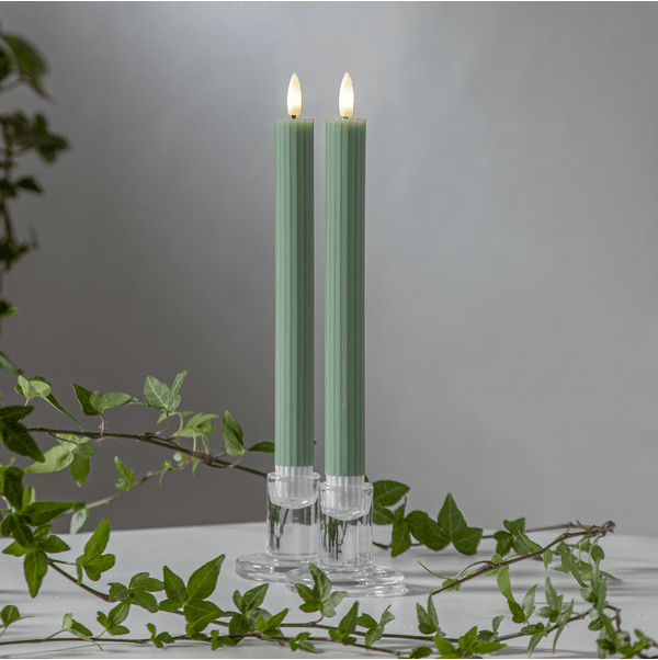 LED Vela Cónica Flamme Stripe Verde De Star Trading - Tienen una funci&oacute;n de temporizador que garantiza que las luces permanezcan encendidas durante 6 horas y apagadas durante 18 horas, en una secuencia repetida.