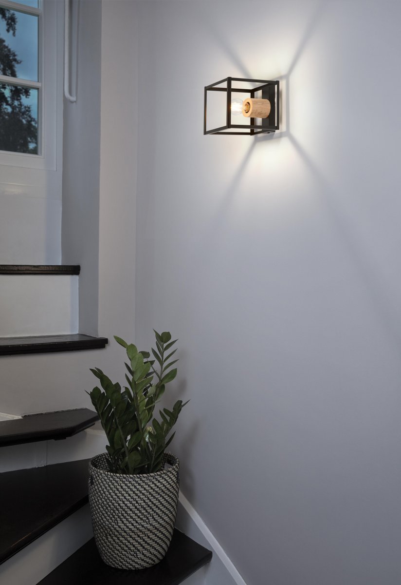 Nairobi 22cm Negro lámpara de pared De Ledvance - El marco de metal abierto en negro crea un aspecto aireado e industrial, mientras que el elegante detalle de madera ofrece un contraste cálido y natural.