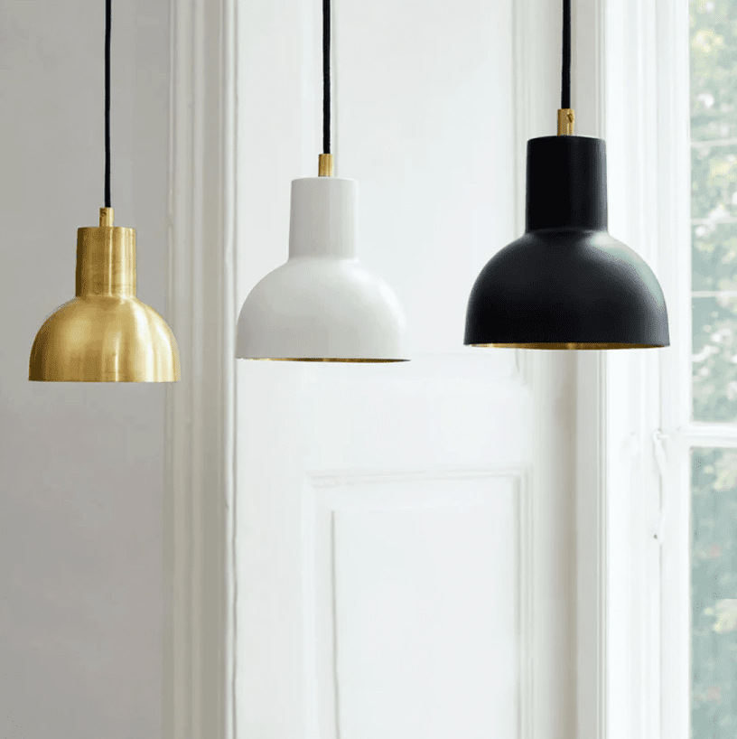 Mini Ø14 Blanco mate Lámpas de techo De H. Skjalm P - Mini colgante realizado en metal blanco mate con interior en color dorado y detalles en latón.