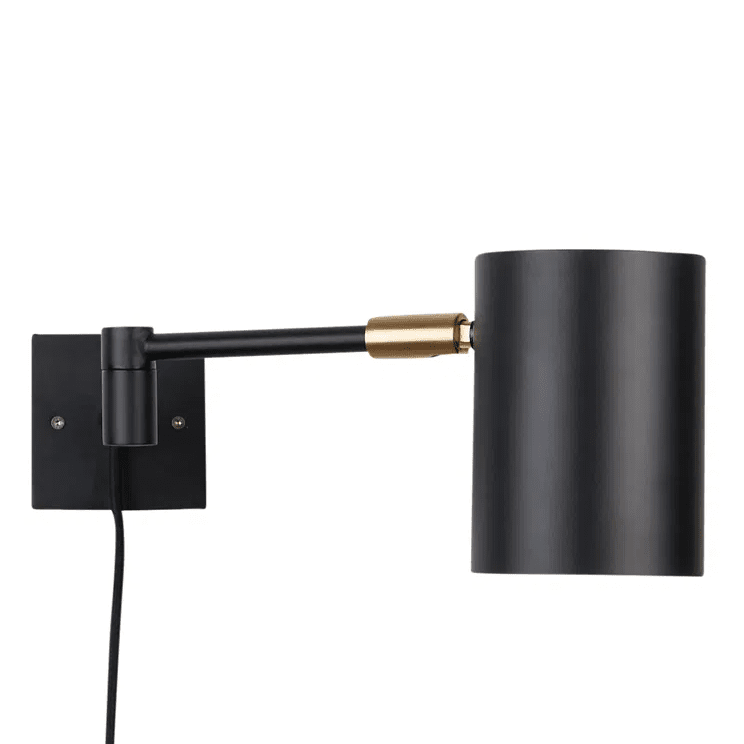 Hali Negro De H. Skjalm P - Aplique de pared Hali fabricado en acero con recubrimiento de polvo negro y detalles en latón.
