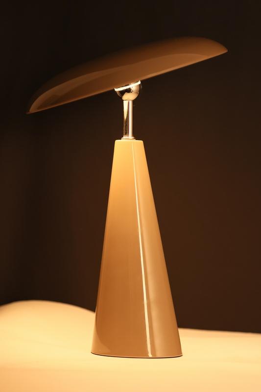 Audrey 33cm Marrón claro portátil De Eja - Audrey es una elegante lámpara de mesa portátil, fabricada en metal brillante de color marrón claro, con un diseño moderno y sofisticado.