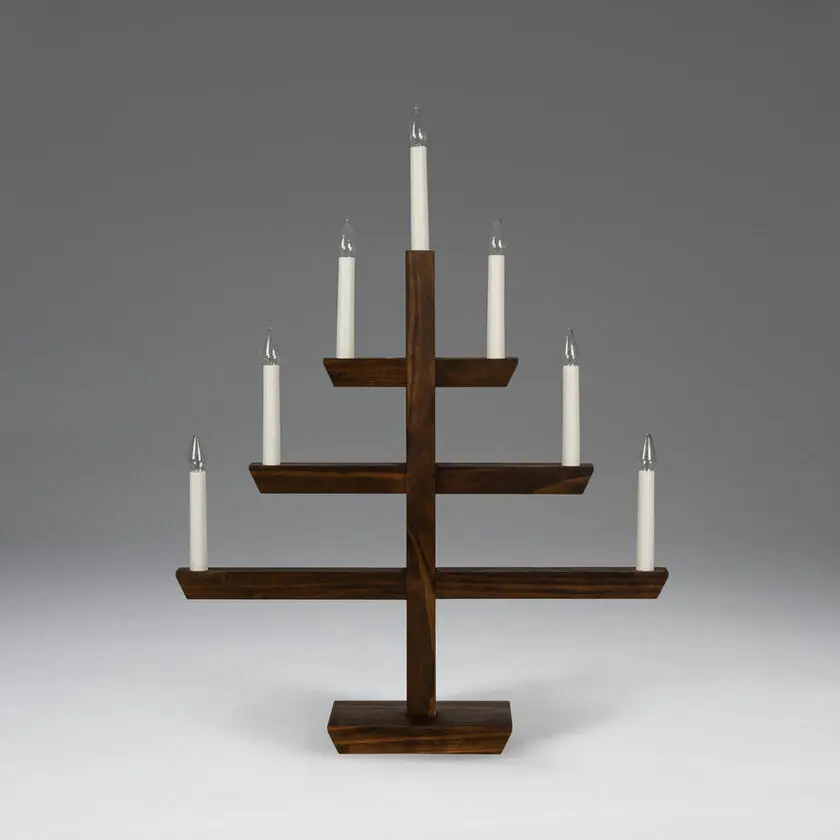 Wooden Candelabra 7 Lights Mancha marrón De Konstsmide - La combinaci&oacute;n del tacto cl&aacute;sico de la madera y su forma moderna lo convierten en un elegante complemento para cualquier hogar.