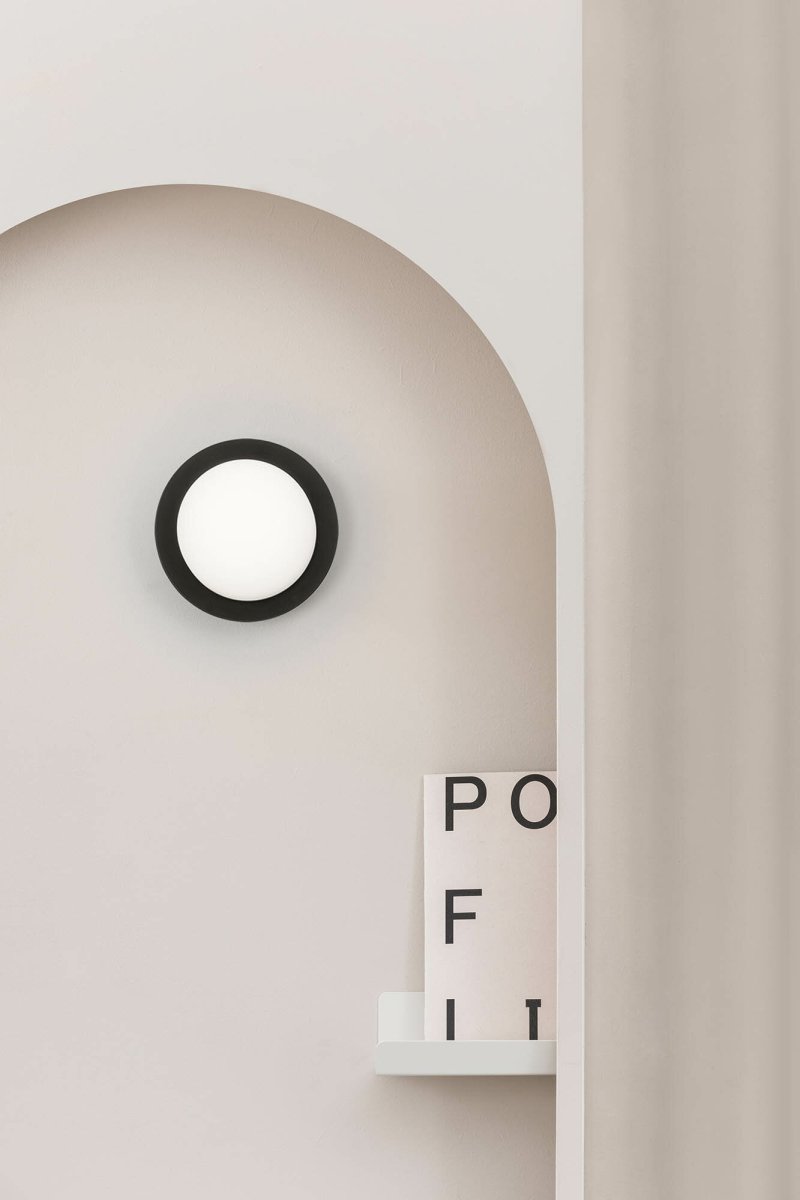May Ø12 Negro lámpara de baño De Faro Barcelona - Con su acabado negro, distribuci&oacute;n de luz c&aacute;lida y grado de protecci&oacute;n IP44, se integra a la perfecci&oacute;n en salones y ba&ntilde;os.