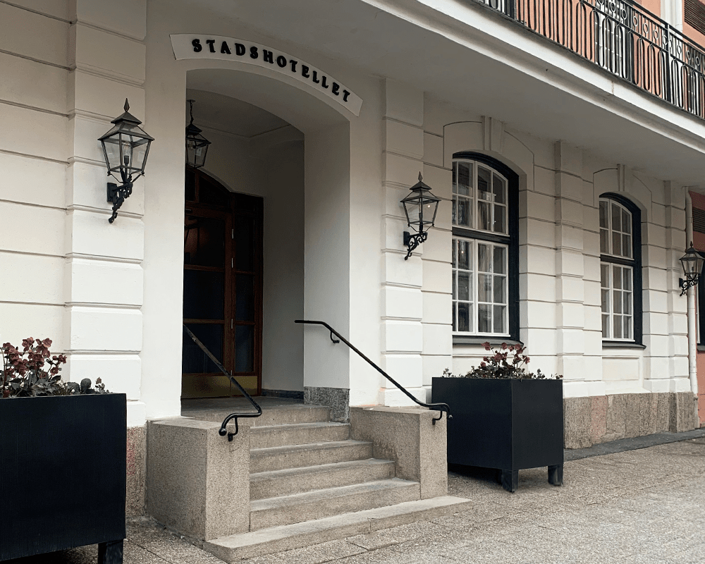 Eriksberg Cobre oxidado lámpara de exterior De Westal - La linterna tiene una parte inferior de hierro forjado negro antiguo y una parte superior de cobre muy oxidado, lo que le confiere un diseño elegante y atemporal.