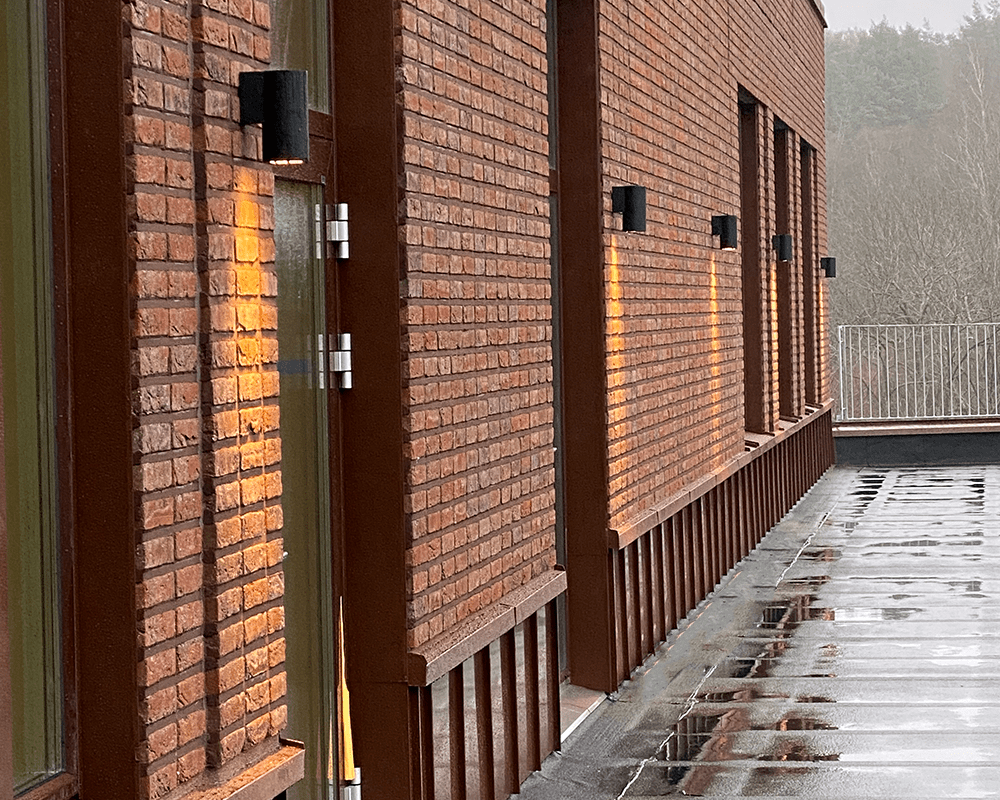 Magnum I Negro lámpara de exterior De Westal - Este aplique de pared con downlight está fabricado en aluminio anodizado y recubierto de polvo negro.