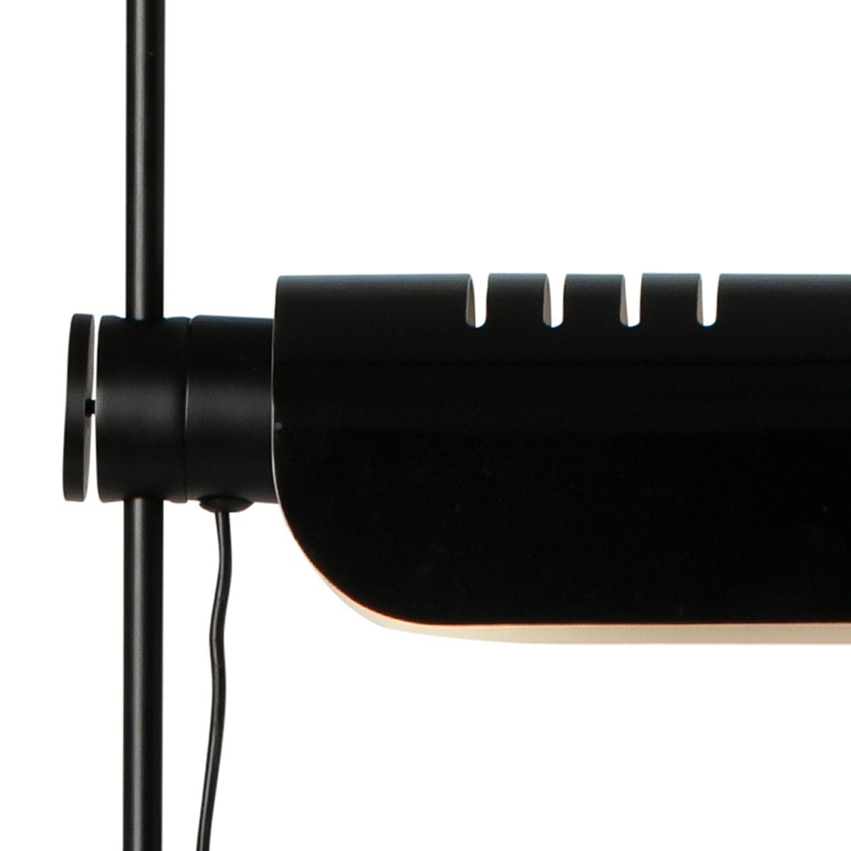 Martinica Negro lámpara de pie De Faro Barcelona - La pantalla evoca una hoja ondulada, envolviendo suavemente la fuente de luz y proporcionando una luz rica y funcional en cualquier estancia.