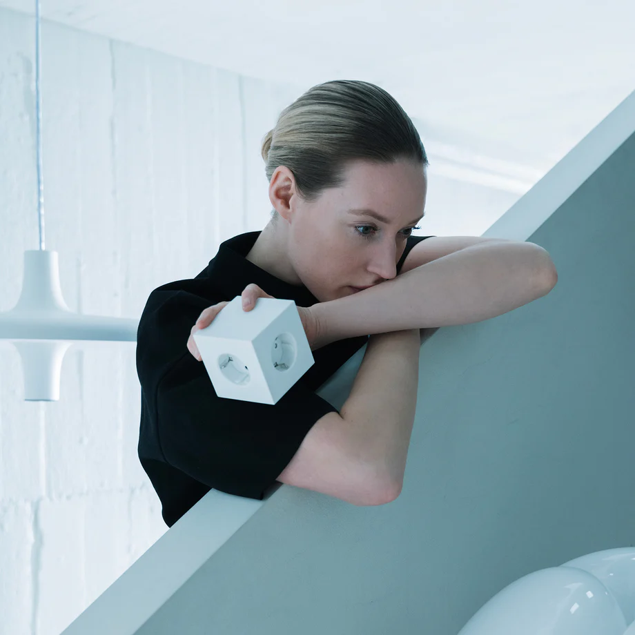 Square 2 Socket extender with 30W Dual USBC, Martinelli Luce edition Blanco De Avolt - Extensi&oacute;n de enchufe de Avolt con un dise&ntilde;o elegante, un cubo de pl&aacute;stico reciclado y una placa magn&eacute;tica en la parte inferior para colgar en la pared.