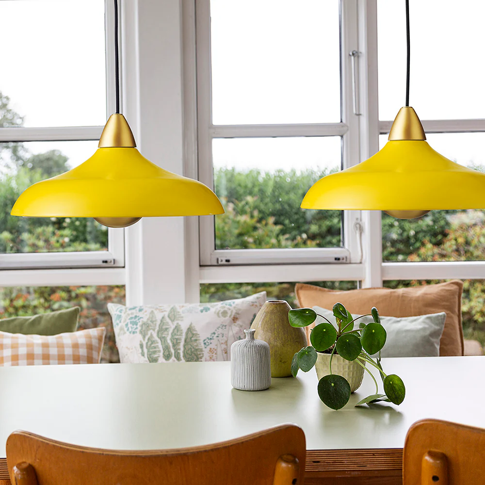 Urban Wide Ø36 Amarillo Lámpas de techo De Superliving - Embellece tu hogar con la moderna l&aacute;mpara colgante Urban Wide, una elegante combinaci&oacute;n de acabado amarillo mate y elegantes detalles de lat&oacute;n.