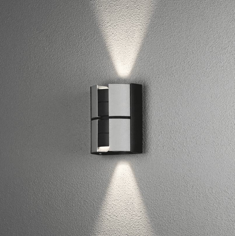 Vidar 15cm Plata lámpara de exterior De Konstsmide - La lámpara ilumina la pared de arriba a abajo y permite ajustar el haz de luz para que puedas establecer el grado de dispersión deseado.