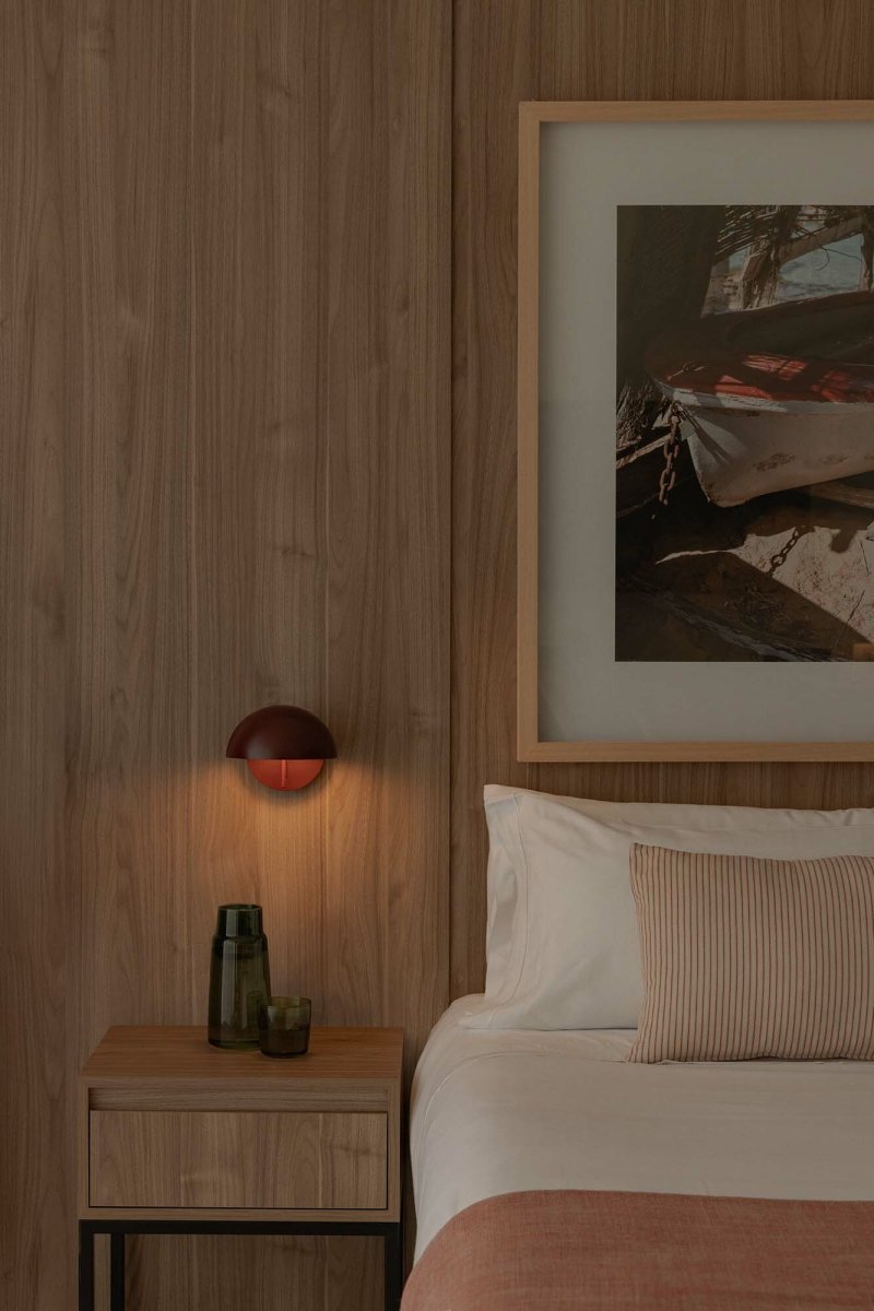 Matilda Ø17 borgoña lámpara de lectura De Faro Barcelona - Matilda es una l&aacute;mpara de pared color burdeos intenso con una forma limpia y geom&eacute;trica que se integra en cualquier ambiente.