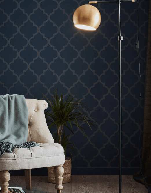 Chester Bronce lámpara de pie De Markslöjd - La lámpara de pie Chester está realizada en metal negro y tiene una pantalla de color bronce con finos detalles.