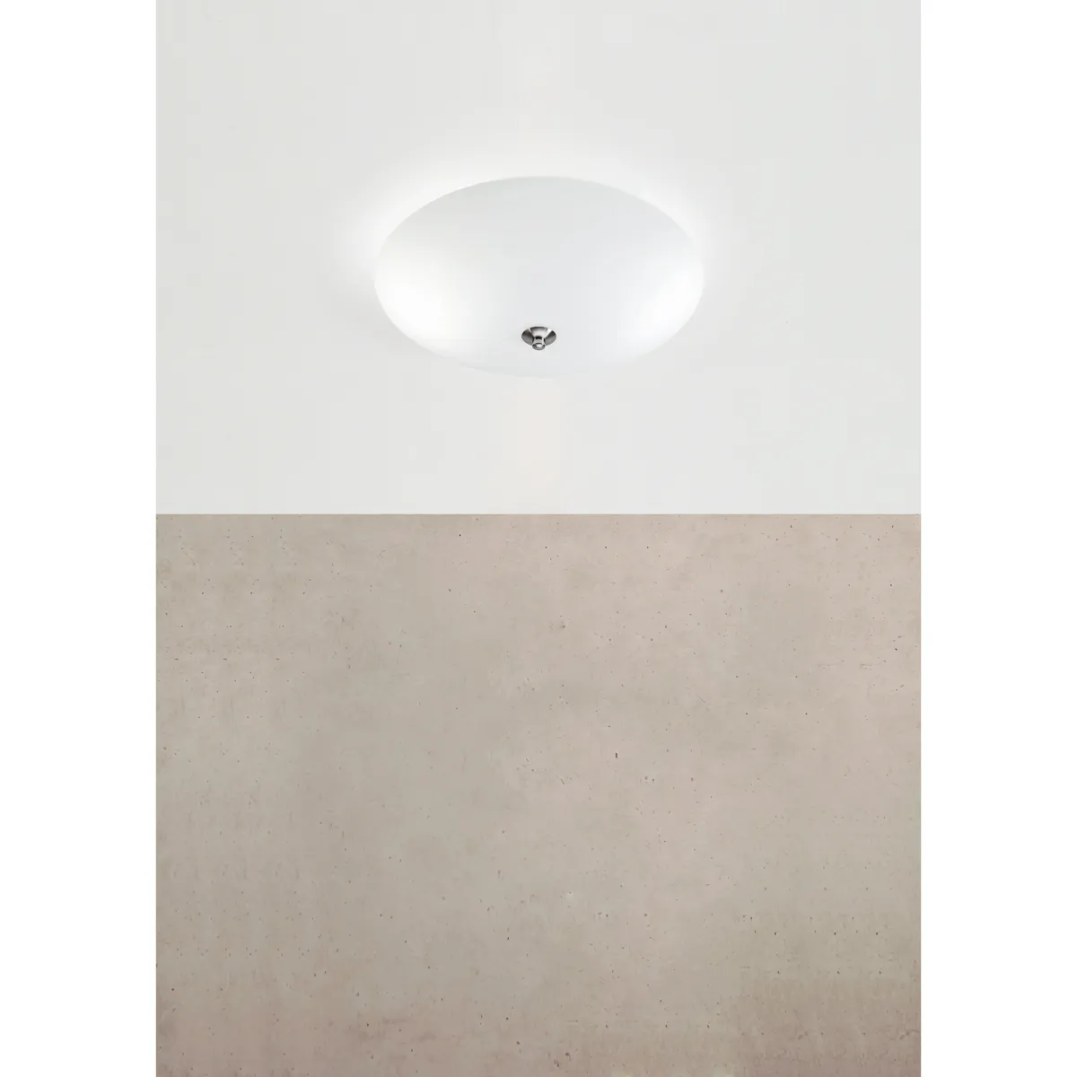 Platillo Ø40 Blanco plafón De Markslöjd - Gracias a su altura total de 13 cm, la l&aacute;mpara tambi&eacute;n es adecuada para habitaciones con alturas de techo m&aacute;s bajas.