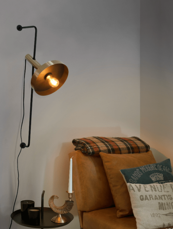 Whizz 84cm Oro/latón lámpara de pared De Faro Barcelona - La l&aacute;mpara de pared WHIZZ impresiona con superficies modernas, como la combinaci&oacute;n de oro satinado y negro.