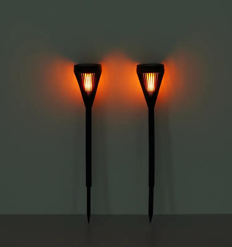 Fire Pack De 2 Negro lámpara solar De Globo Lighting - Crea un ambiente de jard&iacute;n atmosf&eacute;rico con Fire, un paquete de 2 linternas alimentadas con energ&iacute;a solar.