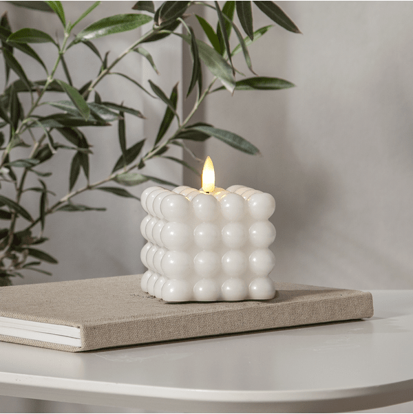 LED Vela Pilar Flamme Dot Blanco De Star Trading - Tiene funci&oacute;n de temporizador y cuando se enciende el interruptor, la luz brillar&aacute; durante 6 horas en modo temporizador, se apagar&aacute; durante 18 horas (en repetici&oacute;n), con una hermosa llama realista en luz blanca c&aacute;lida.