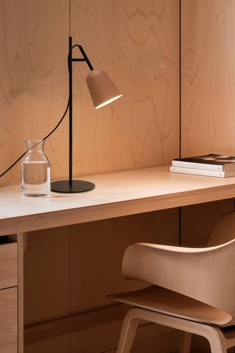 Studio 55cm Rosa lámpara de escritorio De Faro Barcelona - Studio es una elegante l&aacute;mpara de mesa de Nahtrang, inspirada en el ic&oacute;nico dise&ntilde;o de los a&ntilde;os 50, reinterpretada con simplicidad moderna.