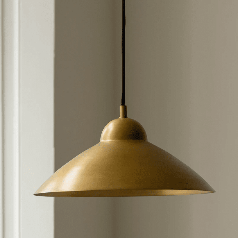 Studio Ø40 Latón crudo Lámpas de techo De H. Skjalm P - La l&aacute;mpara colgante Studio con marco de lat&oacute;n es una elegante l&aacute;mpara de techo con una silueta sencilla y hermosa.