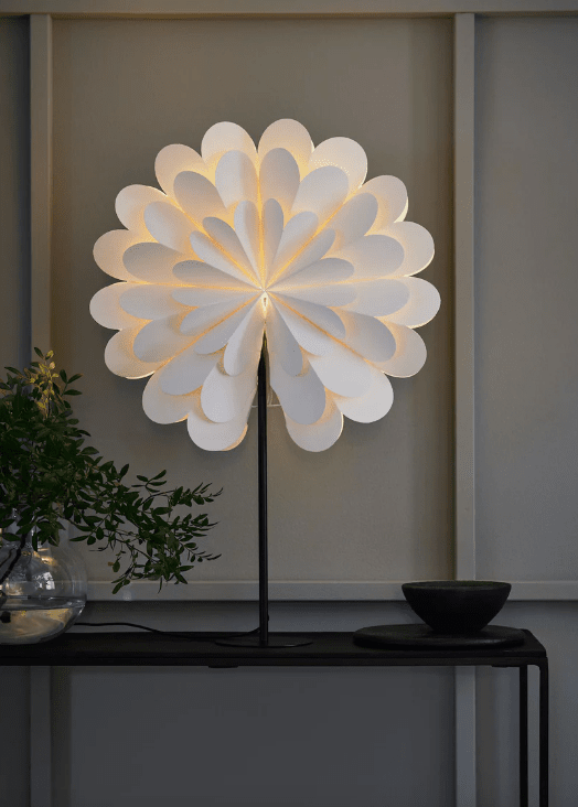 Maravilla Ø45 Blanco De Markslöjd - Con una base de metal negro y una pantalla de papel blanco en la parte superior.