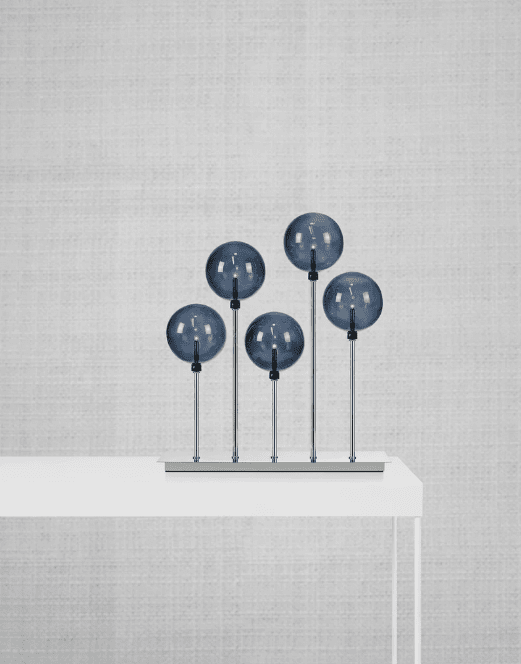 Mäster Plata De Markslöjd - Este candelabro es un verdadero punto de atracción y difunde una luz cálida y acogedora durante los meses de invierno.