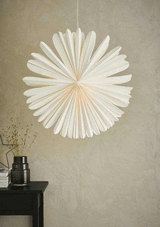 Sol Ø60 Blanco De Markslöjd - Sun Star White 60 cm es una flor de Pascua única con un toque moderno, que recuerda a un sol brillante.