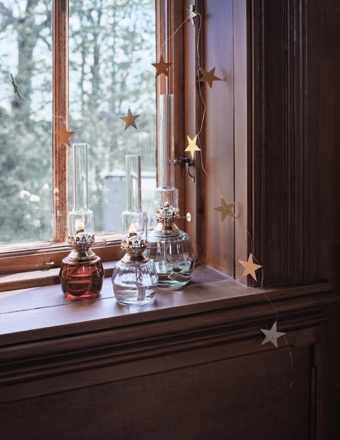 Kerosene Lamp Majken Small ROJO De Strömshaga - L&aacute;mpara de queroseno de vidrio tintado color burdeos, que crea un hermoso tono a la vez que conserva la transparencia de su superficie.