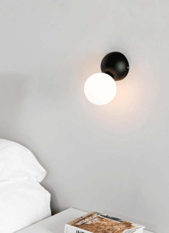 Joy 15cm Negro lámpara de pared De Faro Barcelona - El aplique de pared JOY presenta una forma redonda moderna y l&uacute;dica tanto en su estructura como en su difusor.