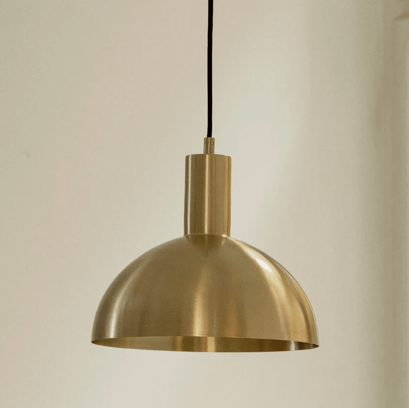 Mid Ø25 Latón mate Lámpas de techo De H. Skjalm P - Esta versi&oacute;n m&aacute;s grande de la cl&aacute;sica l&aacute;mpara colgante de cocina es perfecta para cocinas y comedores, donde proporciona una luz generosa y un ambiente acogedor.