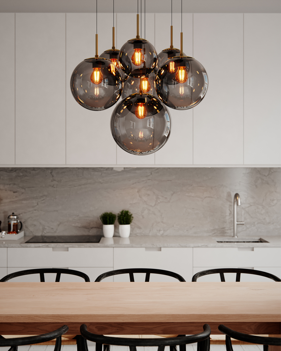 Laura Ø53 Gris humo Lámpas de techo De By Rydéns - Est&aacute; equipado con siete c&uacute;pulas de cristal gris claro de diferentes tama&ntilde;os y f&aacute;ciles de montar.