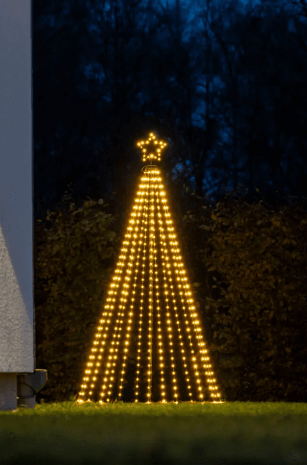Árbol De Navidad De Metal 1,8m Negro De Konstsmide - El elegante dise&ntilde;o y la estrella brillante en la parte superior lo convierten en una decoraci&oacute;n fant&aacute;stica para el jard&iacute;n o el porche durante la temporada navide&ntilde;a.