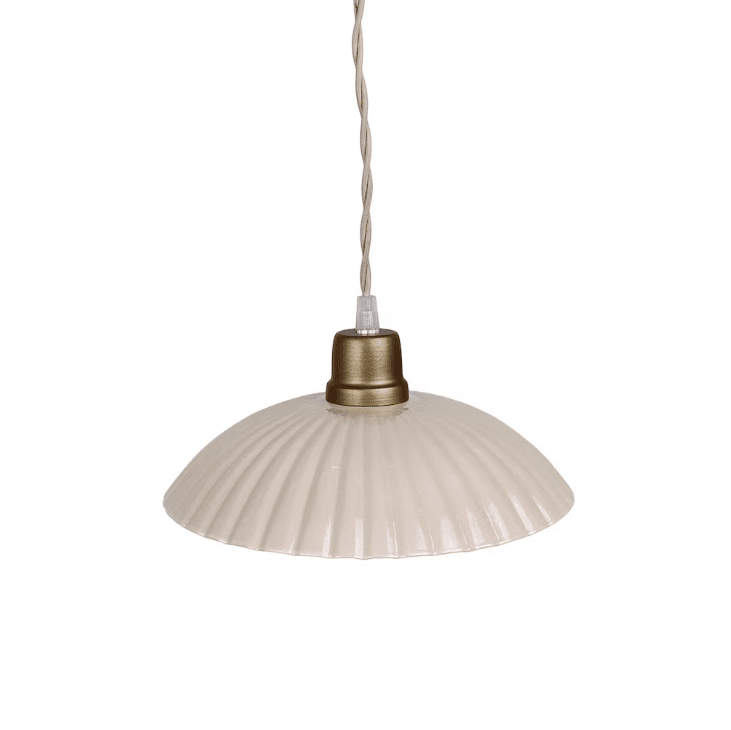 Ingrid Grande Ø24 Beige lámpara de ventana De Strömshaga - Lámpara de techo de color beige realizada en chapa metálica con pantalla plisada y cable textil trenzado en color natural.