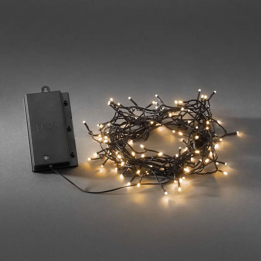 Guirnalda De Luces amber 24m Negro De Konstsmide - La cadena de luces requiere 4xLR20 (1,5 V), que no est&aacute;n incluidos en la entrega, y tiene un tiempo de combusti&oacute;n impresionante.
